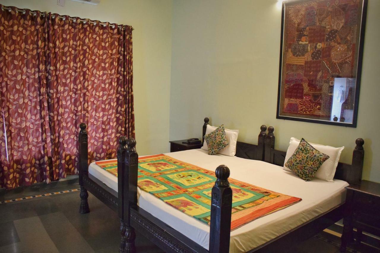 Hotel Kurabar Kothi Удайпур Екстериор снимка