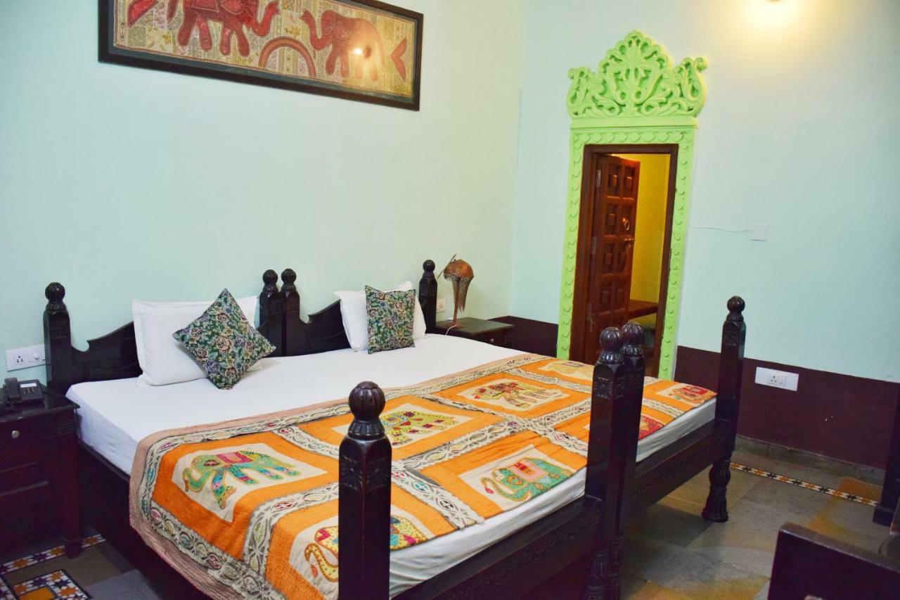 Hotel Kurabar Kothi Удайпур Екстериор снимка